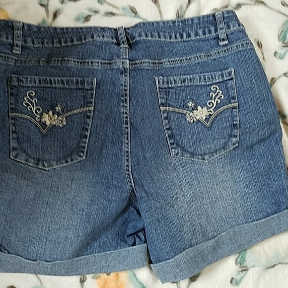 Shorts - Picture 4 of 8